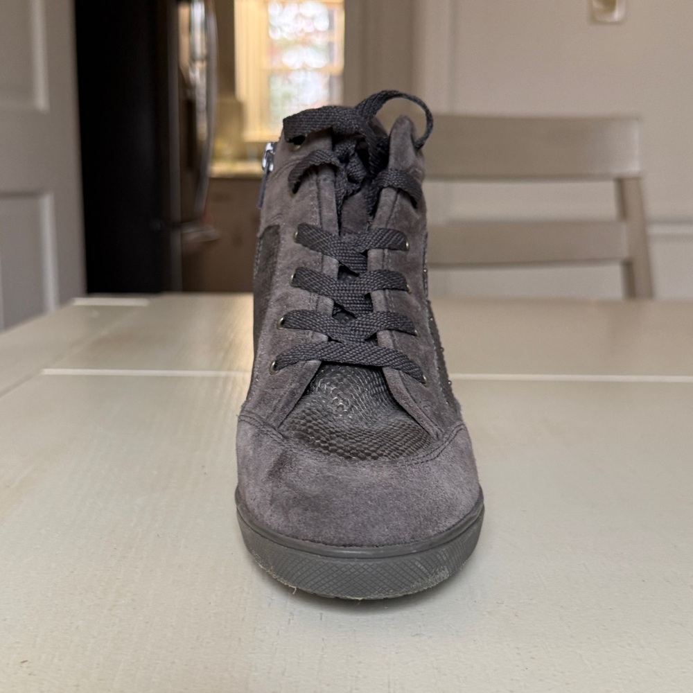 Geox Carum Women's Gray Leather Wedge Sneaker / Bootie
Geox Size 36 - Picture 5 of 12